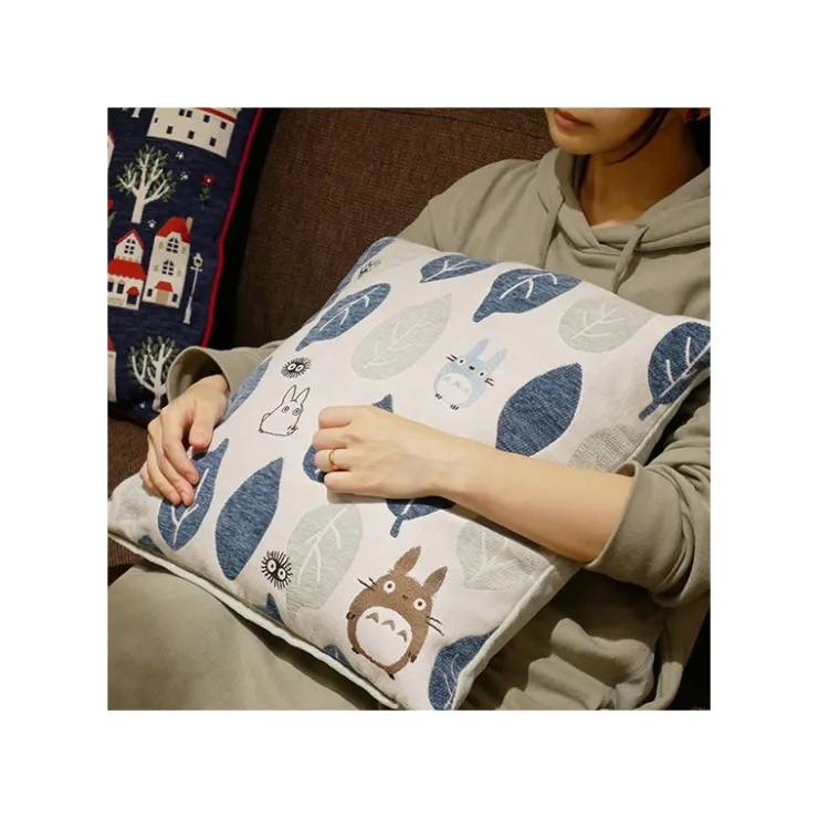 Maison Ghibli Coussin Totoro Feuilles Bleues et Vertes 45x45 cm - Mon Voisin Totoro