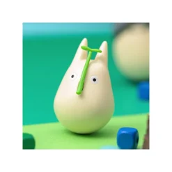 Maison Ghibli Figurine Culbuto Totoro Blanc avec feuille - Mon Voisin Totoro