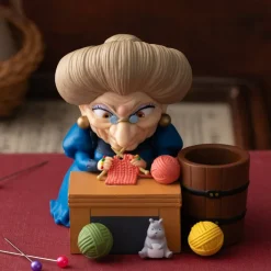 Maison Ghibli Figurine pot à crayon Yubaba tricote - Le Voyage de Chihiro