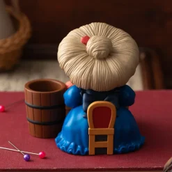 Maison Ghibli Figurine pot à crayon Yubaba tricote - Le Voyage de Chihiro