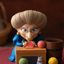 Maison Ghibli Figurine pot à crayon Yubaba tricote - Le Voyage de Chihiro