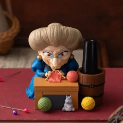 Maison Ghibli Figurine pot à crayon Yubaba tricote - Le Voyage de Chihiro