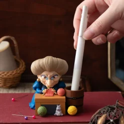 Maison Ghibli Figurine pot à crayon Yubaba tricote - Le Voyage de Chihiro