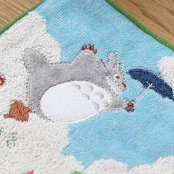 Maison Ghibli Mini Serviette Totoro dans le ciel 25x25 cm - Mon Voisin Totoro