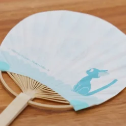 Maison Ghibli Éventail Bambou & Enveloppe Jiji avec Citron - Kiki la petite Sorcièr